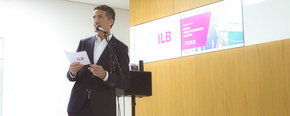 Herr Scheppan eröffnet die Kunstaustellung