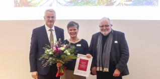 Tillmann Stenger, Ilka Raupach und Matthias Flügge bei der Verleihung des ILB-Kunstpreises 2023