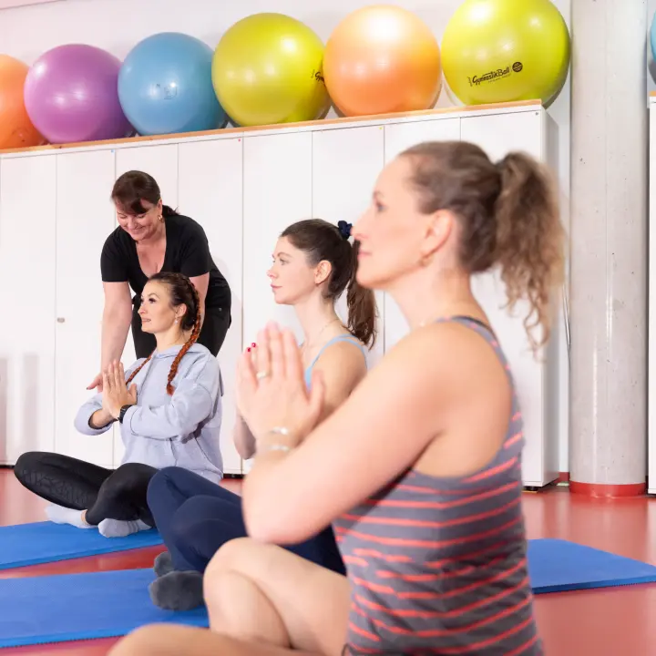 Ein Mann mit Hosenträgern schwebt im Schneidersitz