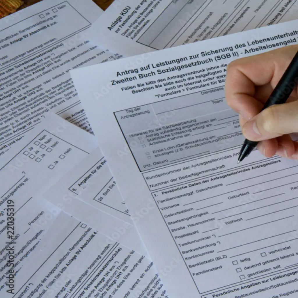 Nahaufnahme eines Formulars, das mit einem Stift ausgefüllt wird